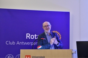 Prof. Dr. Pierre Van Damme: Wandeling door het vaccinaal landschap.